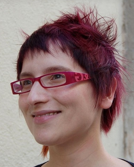 asymetryczne fryzury krótkie czerwone uczesanie damskie zdjęcie numer 49A